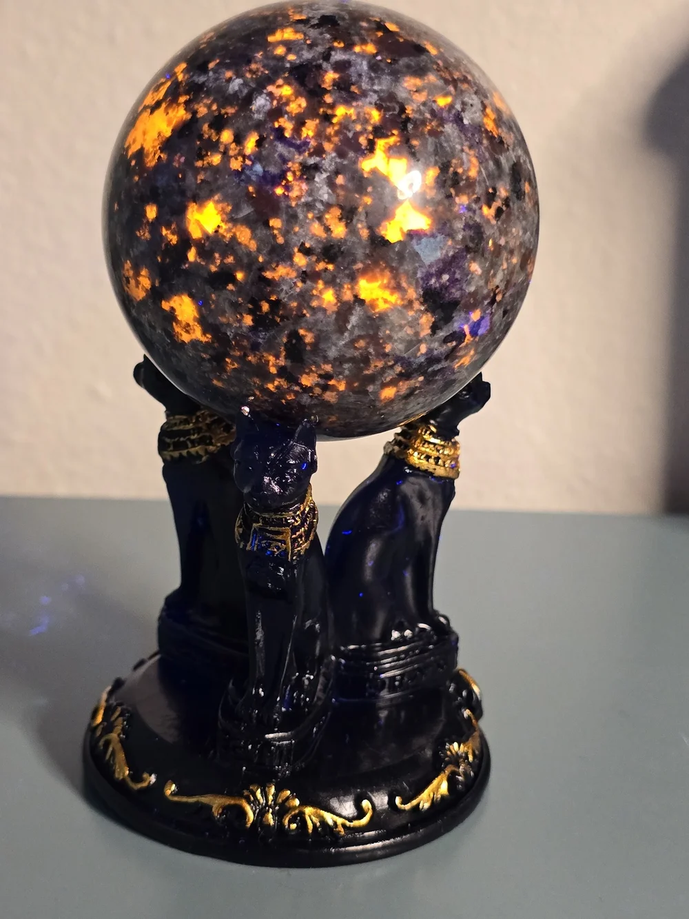 Yooperlite Sphere Crystal 452.7g • UV Reactive • With Egyptian Cat Stand